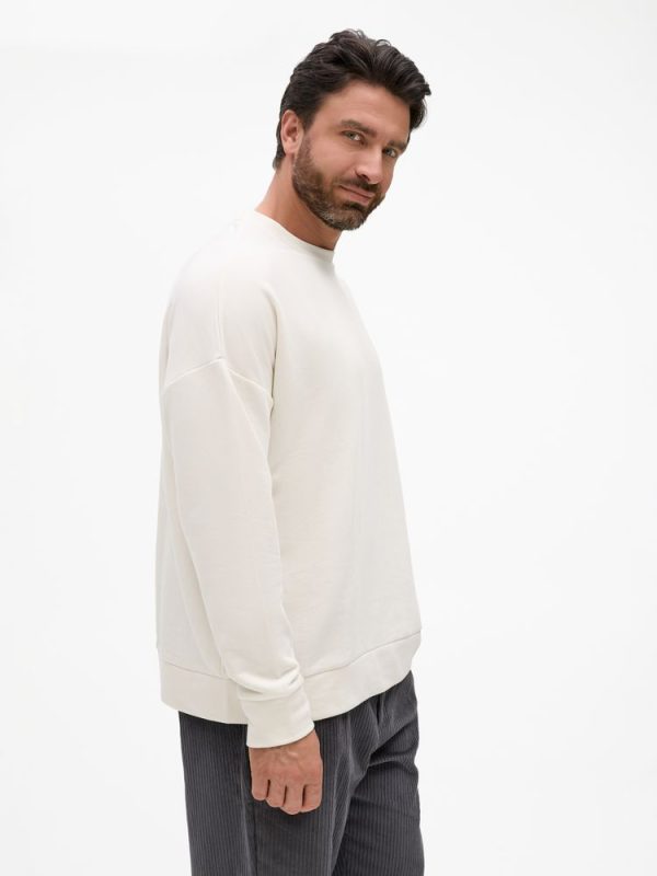 молочно-белый