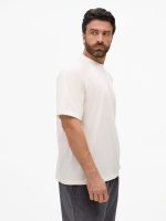 молочно-белая