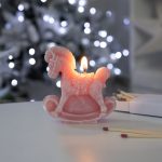 Свеча фигурная «Лошадка-качалка», розовая — изображение 5