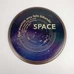 Плакетка Plaque, круглая, венге с золотистой пластиной — изображение 7