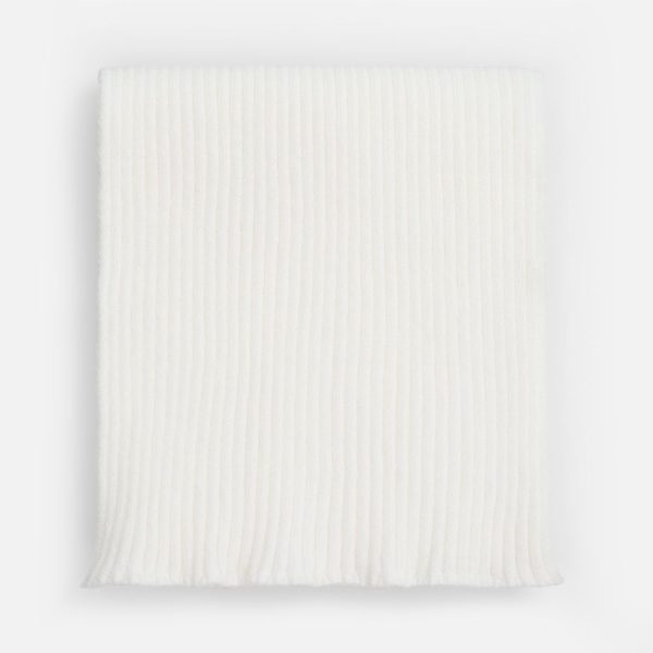 молочно-белый